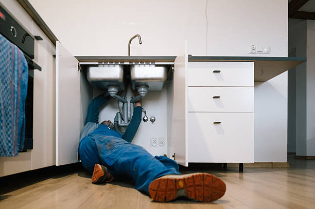 Professional Emergency Plumber technician working in Miami Beach, FL